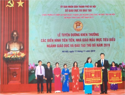 Trường Mầm non Kiến Hưng vinh dự đón nhận Cờ thi đua của Chính phủ