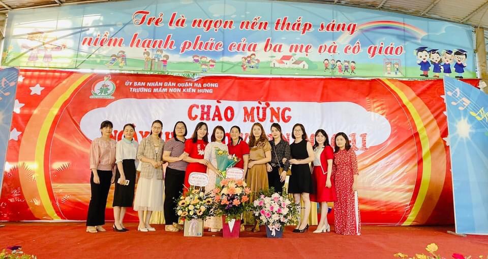 Ban đại diện cha mẹ học sinh tặng hoa nhà trường mừng ngày Nhà giáo Việt Nam